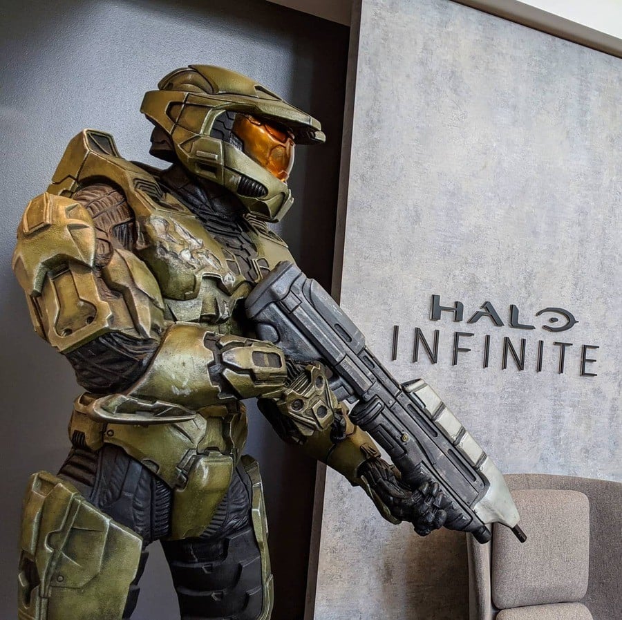 343 Community Manager Shows Off Studio's New Halo Infinite Sign | Pure Xbox