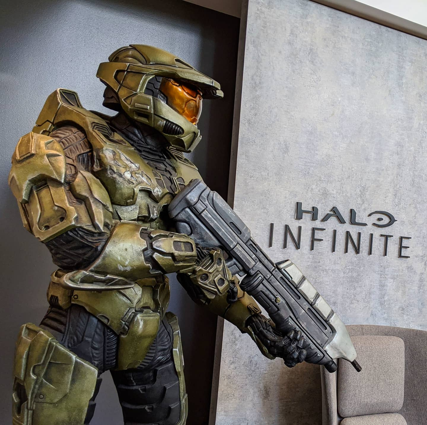 343 Community Manager Shows Off Studio's New Halo Infinite Sign - Xbox News