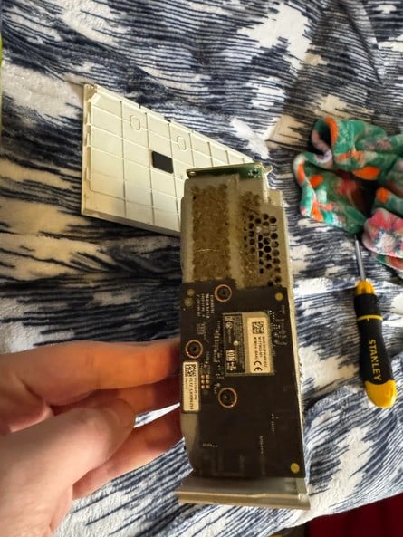 Xbox Series S Owner Shows What Smoking, Dust And Dirt Can Do To Your Console 2